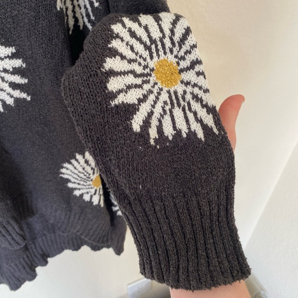 Show Me You MuMu Hug Me Sweater Daisy Love Knit - Picture 4 of 7